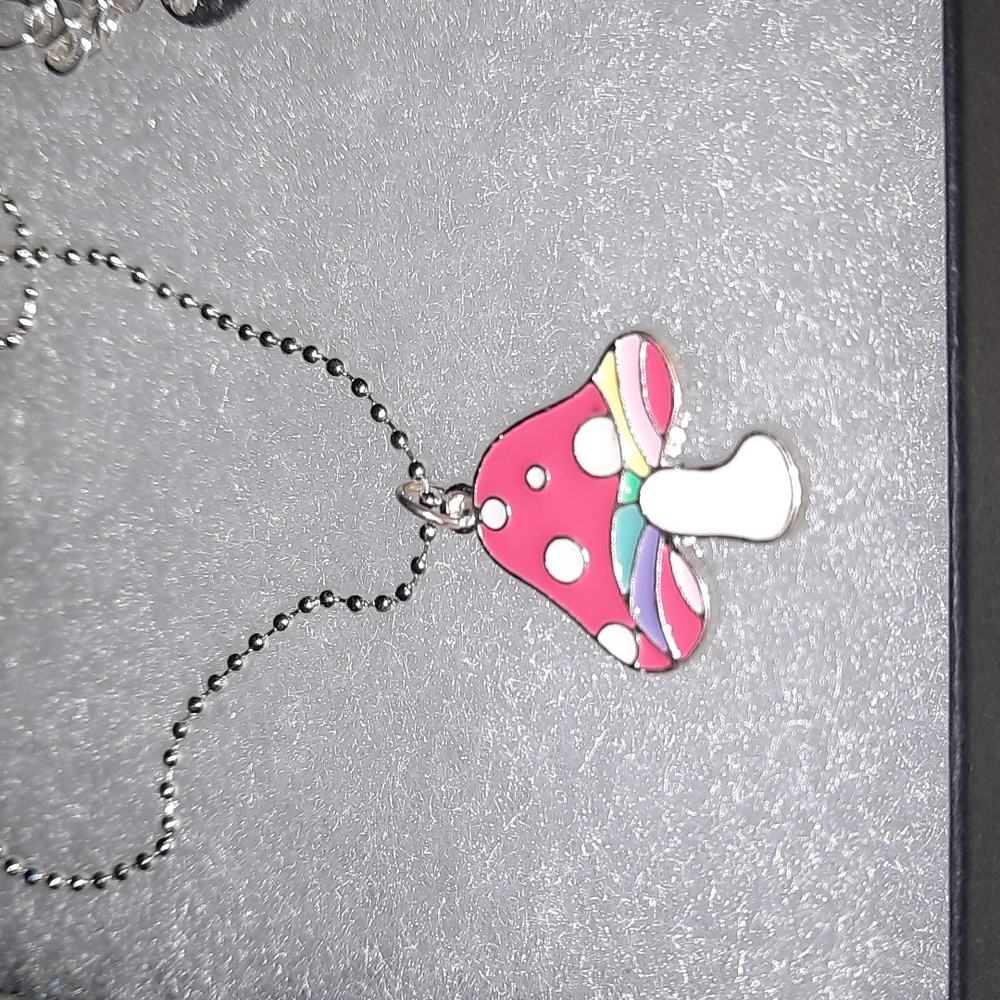 EUC Claire’s hippie mushroom necklace silvertone necklace adj